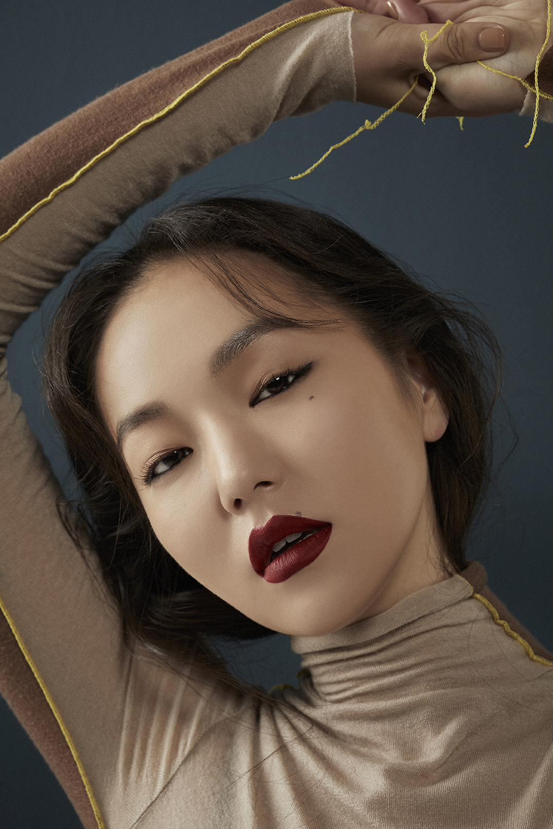 청록색 배경과 붉은 립의 Singles 뷰티 포트레이트