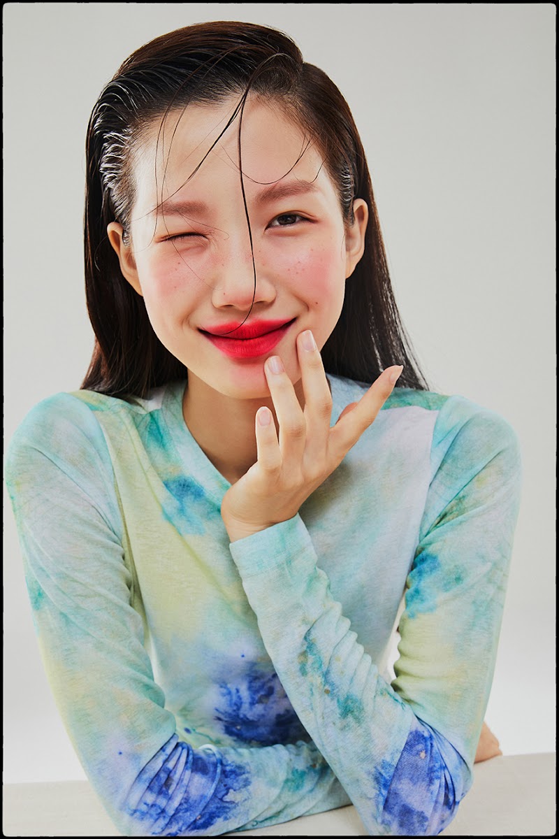 파스텔 의상과 붉은 립의 뷰티 사진