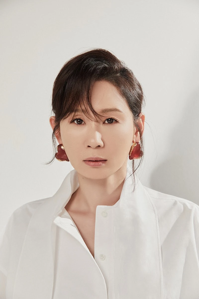 흰 셔츠와 붉은 귀걸이를 착용한 Woman Sense 포트레이트