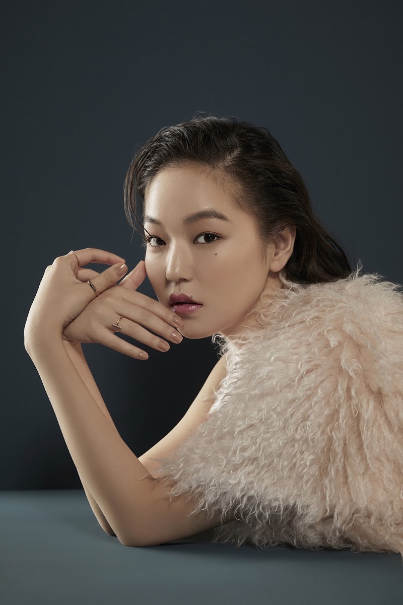 짙은 청록색 배경과 부드러운 질감이 대비되는 Singles 뷰티 포트레이트