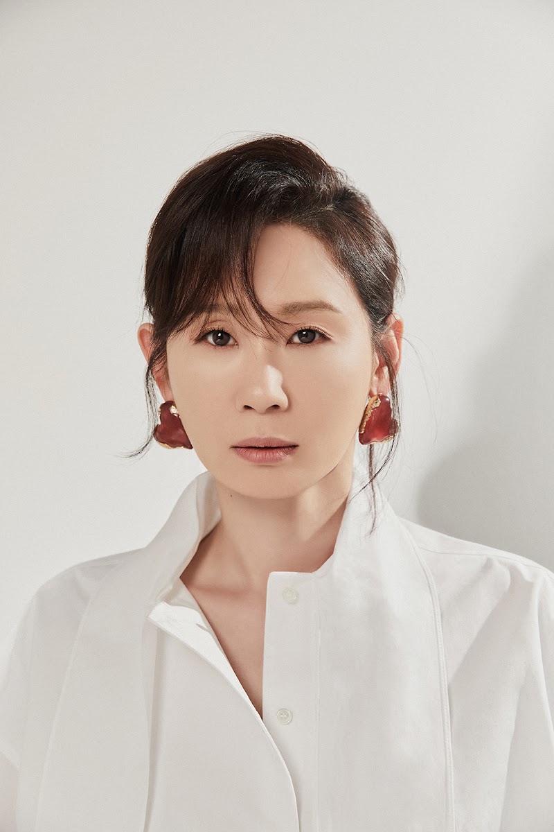 흰 셔츠와 붉은 귀걸이를 착용한 Woman Sense 포트레이트